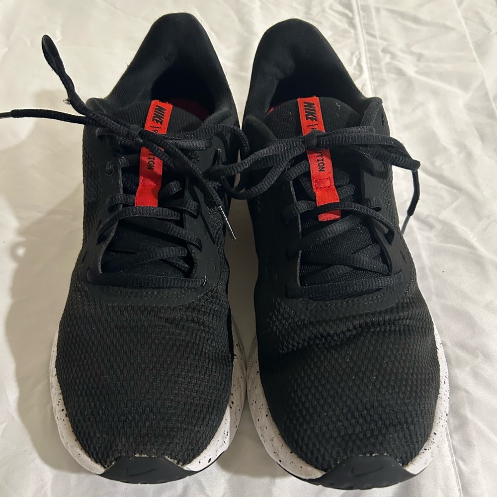 Nike women’s size 10 black and red shoes. - Picture 2 of 8